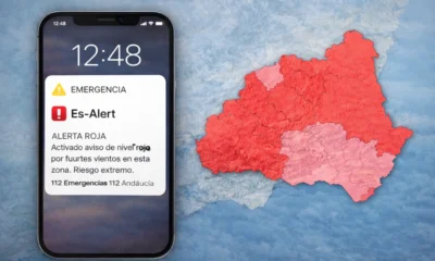 Es-Alert emergency message shown on a smartphone with red wind alert areas highlighted across Almeria province