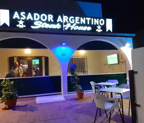 Bowen Mojacar Playa: Argentine steak, cold beer and live sports by the sea