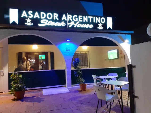 Bowen Mojacar Playa: Argentine steak, cold beer and live sports by the sea